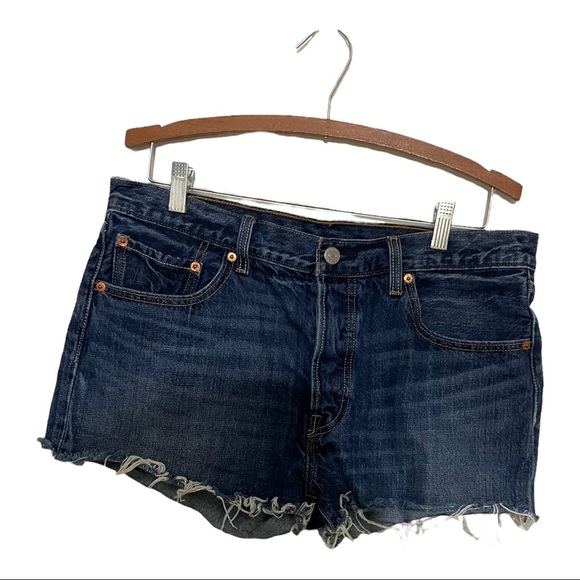 Levi’s 501 button fly jean shorts size 32. Dark wash. Raw hem. - Picture 1 of 11